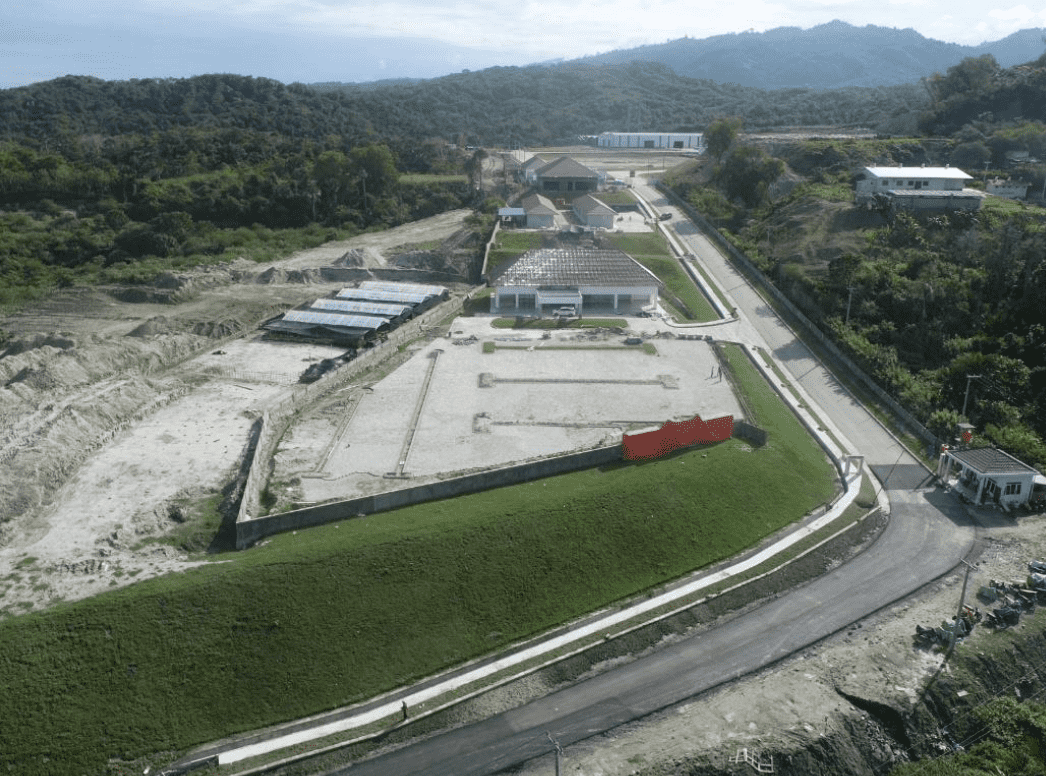 Foto tampak depan pabrik PT Wanhong Nonferrous Recyling Utilization