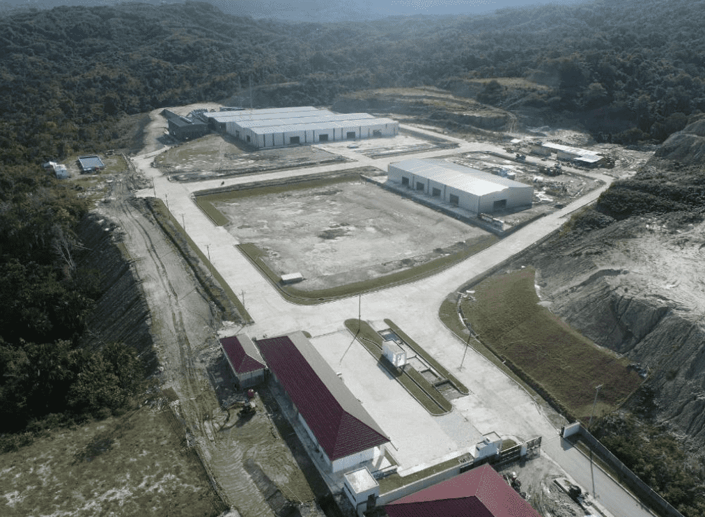 Foto tampak tengah pabrik PT Wanhong Nonferrous Recyling Utilization